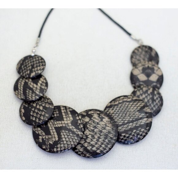 18 inch, Vintage Silver Tone Scaly Patterns Large Plastic Bib Necklace - G1 - Picture 1 of 3